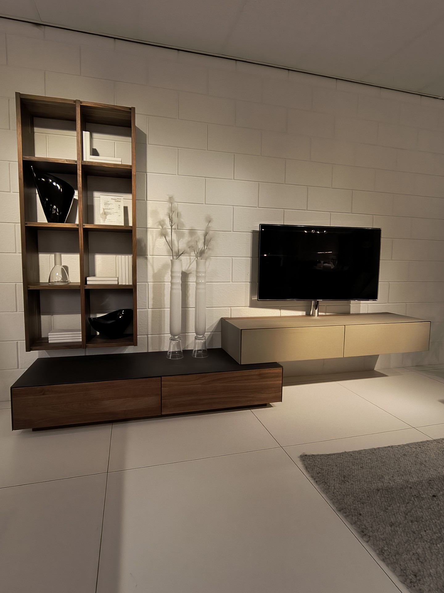 TEAM7 Wandkast met TV zuil